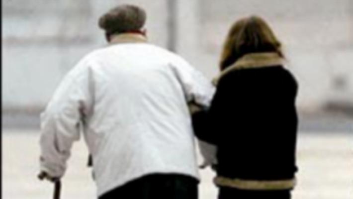 L'avvocato e la moglie badante «soffiano» l'eredità all'anziano