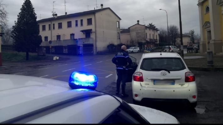 Sorpassi spericolati nella Bassa: fermata l'auto «pirata»