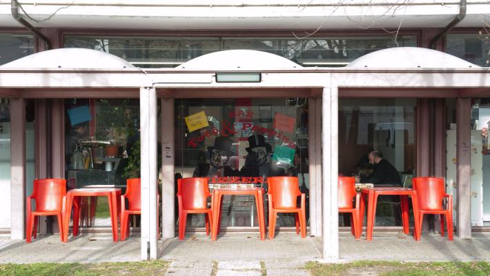 I ladri svaligiano la pizzeria: rubati soldi e cibo
