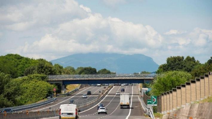 Incidente in area di servizio sulla A14, due morti