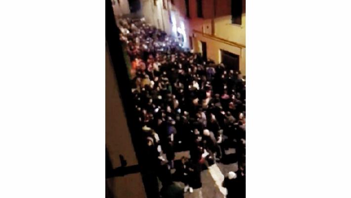 I residenti: «Piazzale Inzani? Urla e caos fino a tarda notte. E il Comune non ha mai fatto nulla»