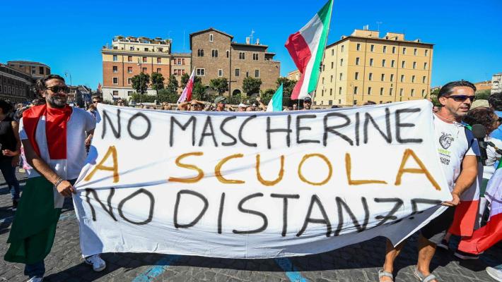 Negazionisti in piazza a Roma. Speranza: "Fa rabbrividire"