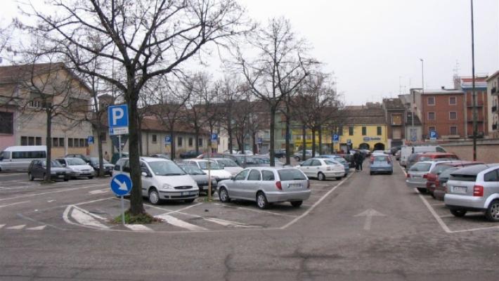 Ragazzo a spasso in centro con una pistola (finta): «Stavo girando un video»