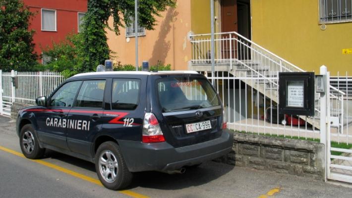 Lite in strada: giovane ferito alla schiena