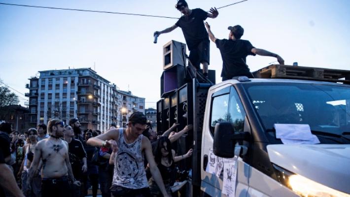 Polemiche dopo la street parade di sabato: «Un rave per le strade del centro, inaccettabile»