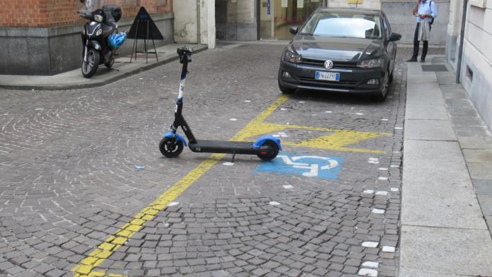 Anche lì parcheggiano i monopattini? 