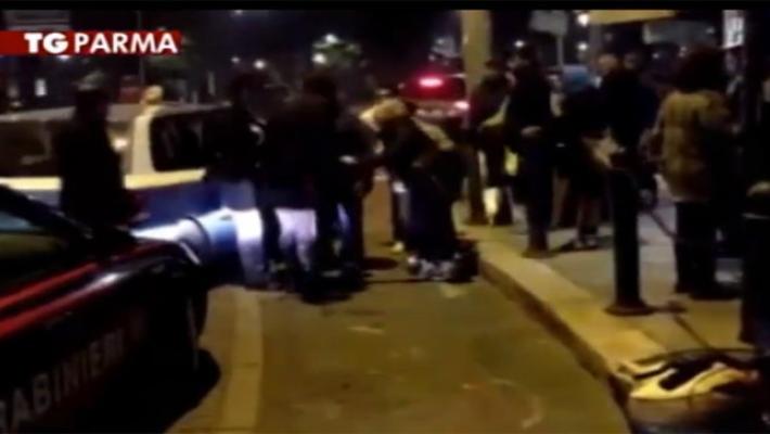 Avance a ragazzina: ecco perchè la rissa sul bus. Due arresti