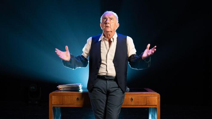 Gene Gnocchi: «Porto in scena l'impiegato di Dio»