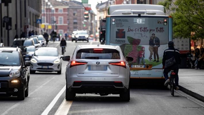Nuovi divieti per auto e scooter elettrici, scoppia la protesta: «Una presa in giro»