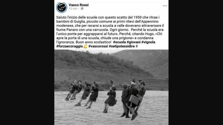 Vasco Rossi saluta il nuovo anno scolastico con bellissima foto degli anni Cinquanta