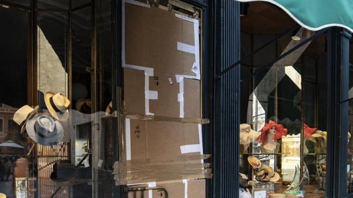 Vandali in azione: spaccata la vetrina di Vender
