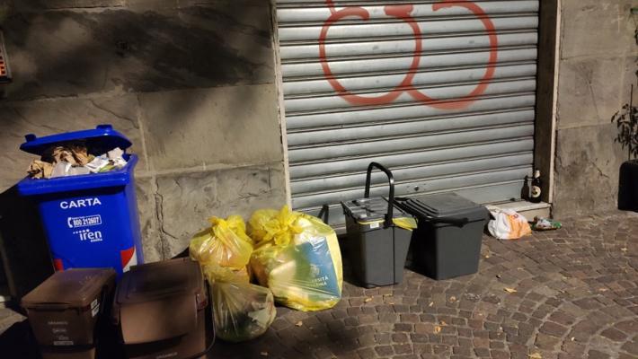 "Oltretorrente, la mia passeggiata notturna tra i rifiuti"