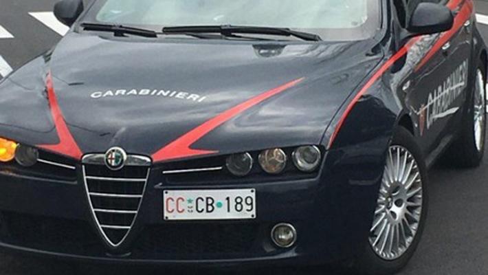 Ubriaco aggredisce familiari e carabinieri: arrestato nel Reggiano