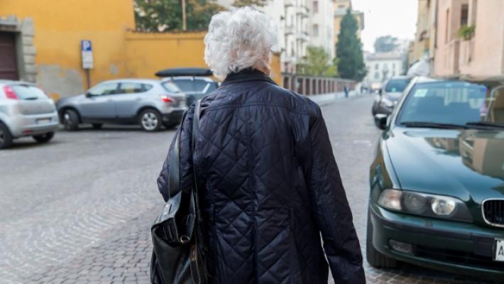 Esce di casa e viene scippata della collana