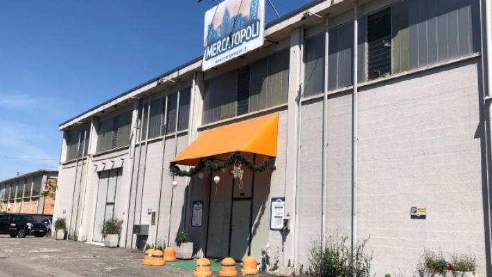 Mercatopoli, il negozio è chiuso. Ma gli affari continuano