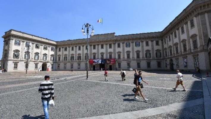 Vuole stabilirsi a Palazzo Reale come erede Savoia, allontanato 