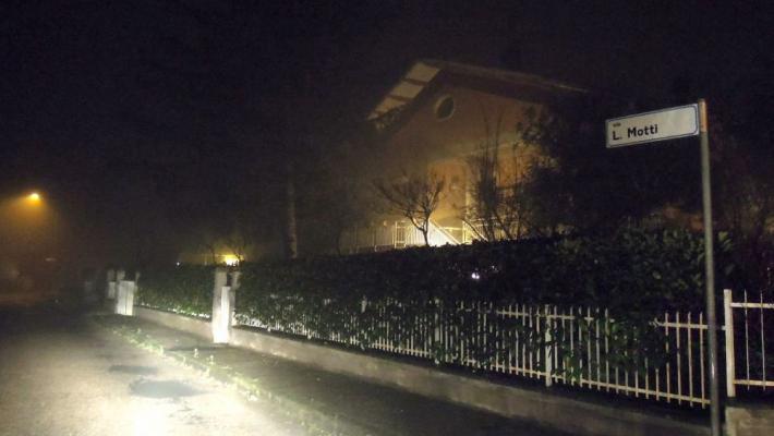 88enne sorprende i ladri: rinchiuso in camera