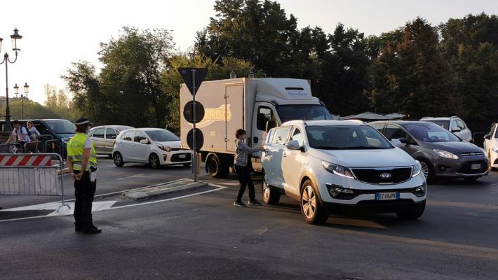 Traffico in tilt: troppe auto che scaricano gli studenti