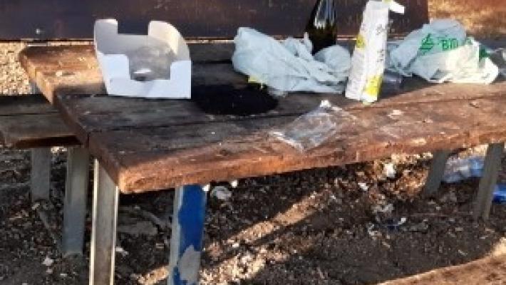 Vandalismi e rifiuti: i parchi in mano agli incivili