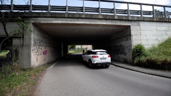 Via Naviglio Alto, ancora chiodi nel sottopasso. I residenti: «È un incubo»