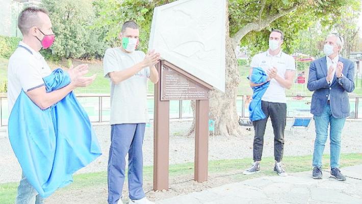 Alla piscina Leoni un bassorilievo dedicato a Bud Spencer