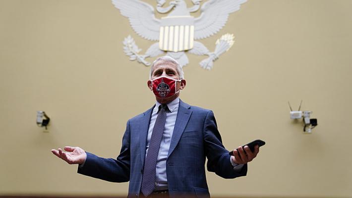 Fauci: "Il ritorno alla normalità non prima del Natale 2021. L'Italia riparta in modo graduale"