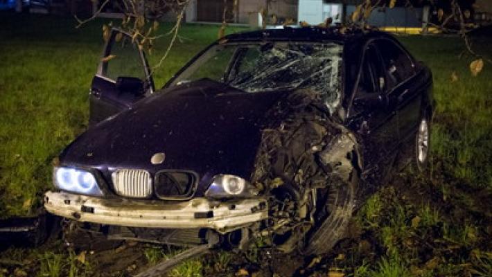 Rubano due volte una macchina ma devono fuggire