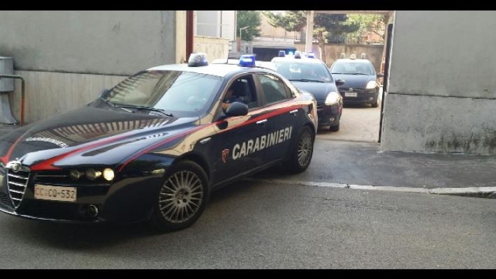 Medico accoltella la moglie e muore gettandosi dal 5° piano