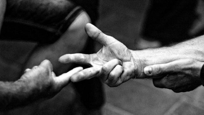 La morra: giocare «alla morra» o «giocare all'amore»? Un'origine controversa