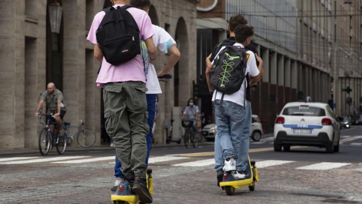 Monopattini: 3.800 viaggi al giorno ma poca disciplina