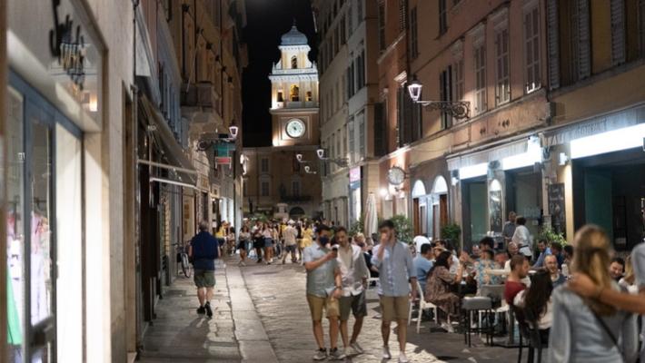 Chiusura anticipata dei bar, scoppia la polemica