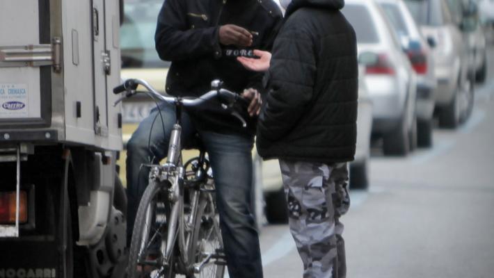 Il marketing del pusher con i «biglietti da visita»