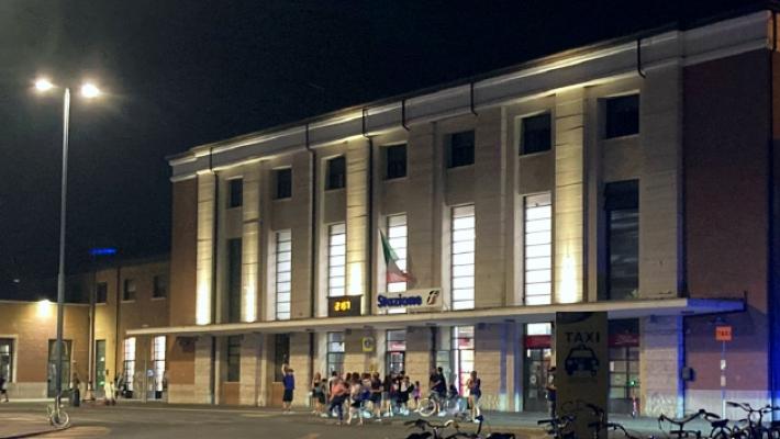 «Il bus notturno per Parma non passa. Bloccato per 5 ore nel piazzale della stazione di Reggio»