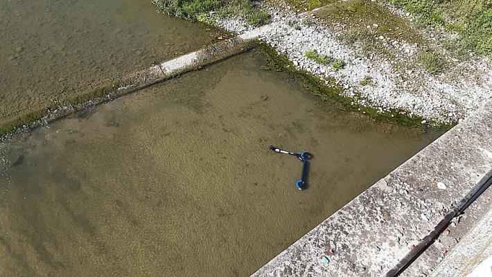 Cronache dall'incivilt&agrave;: il monopattino lanciato nelle acque della Parma