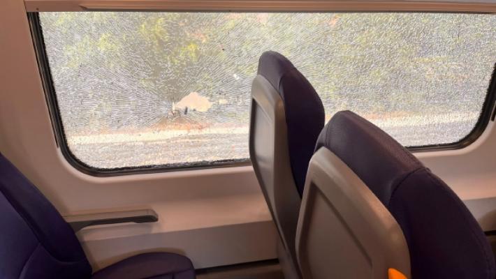 «Ero sul regionale colpito: prima il botto e poi il finestrino in frantumi»