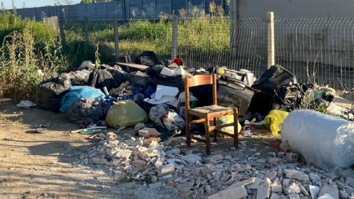 Va a correre e scopre tre discariche abusive: «È un vero scempio»