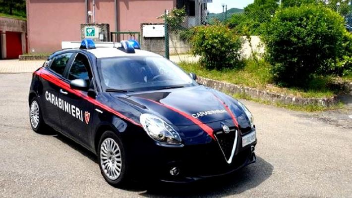 Crea il caos in un bar e poi aggredisce i carabinieri: patteggia 8 mesi