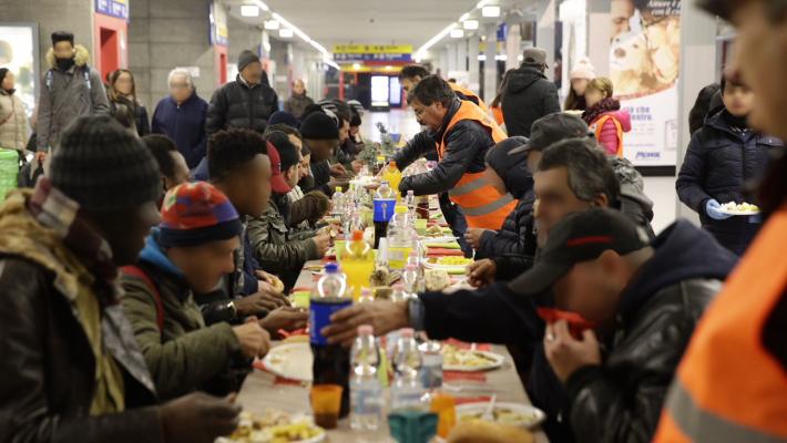 San Silvestro solidale: a tavola con gli "ultimi" in stazione