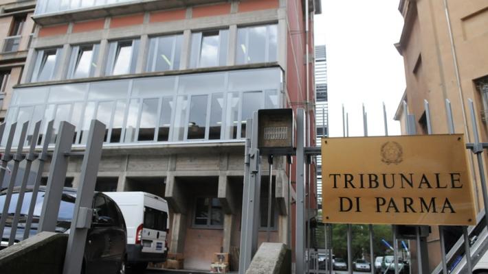 Botte e coltellate per uno sguardo di troppo: 2 condanne