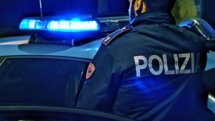 Tenta di rapire una bimba in un supermercato e le rompe una gamba: arrestato