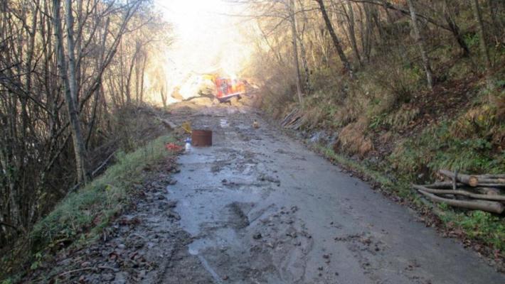 Frana al lago Scuro: 20 famiglie isolate