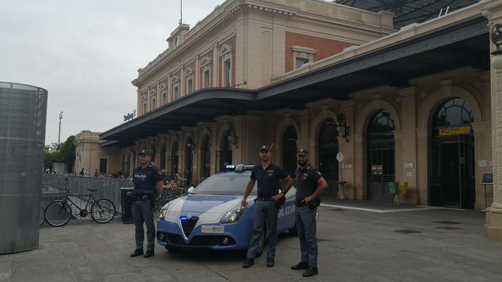 Dopo la scuola picchia e rapina un ragazzo che aspettava il bus: arrestato 19enne