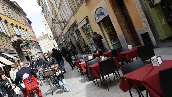 I nuovi orari dei locali. Casa: «Scelta ponderata». Bertolotti: «Nessun confronto»