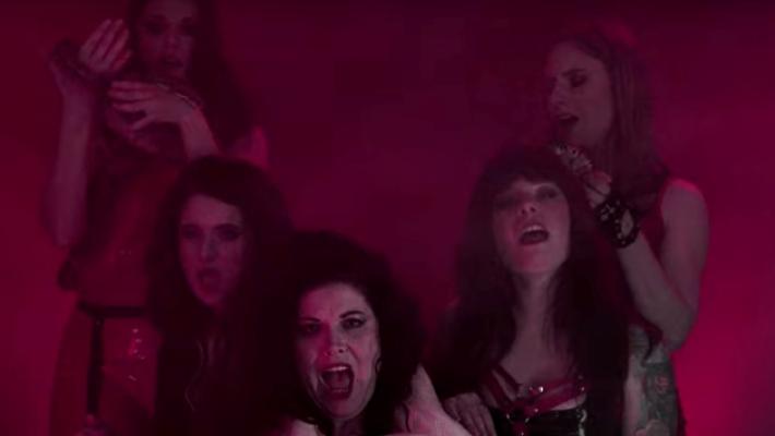L'audacia delle Snei Ap: «Per il video della nostra versione di Kobra usiamo cinque serpenti veri»