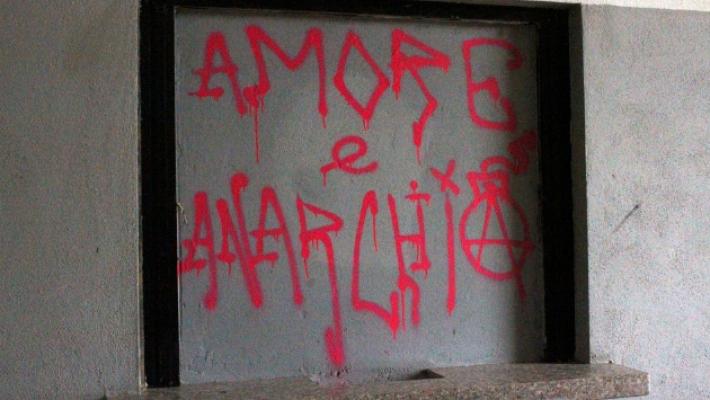 La stazione di Castione Marchesi imbrattata di scritte