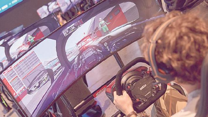 Al Village arriva il simulatore per vivere l'emozione di guidare la Dallara Stradale