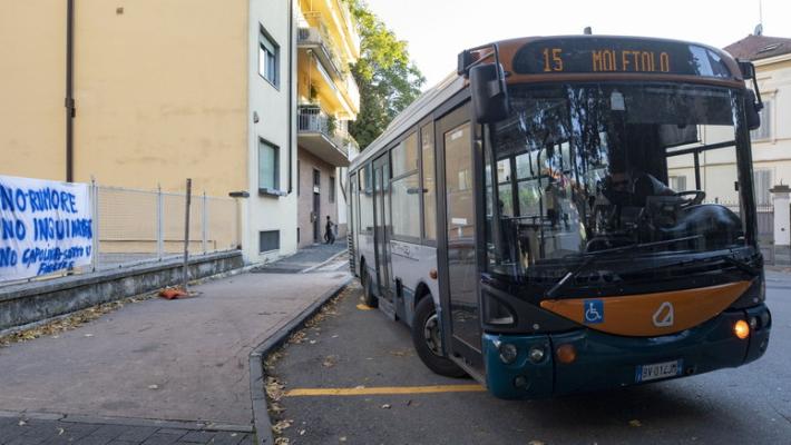 Protesta dei residenti. «Rivogliamo la linea 15 com'era»