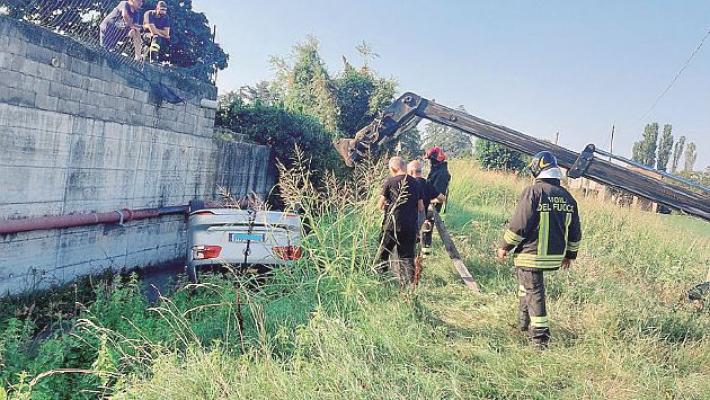 Tira dritto in curva, sfonda un muretto e vola nel canale