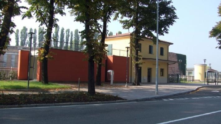 Senzatetto aggredito con l'acido in stazione a Sorbolo per 30 euro: è caccia a tre giovani