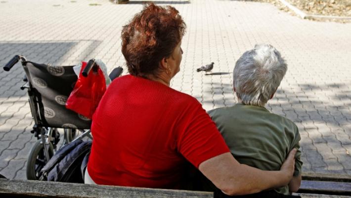 Colf e badanti, in nero una su due. In un anno 900 contratti in meno